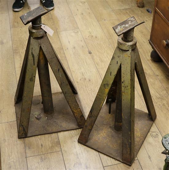 A pair of axle stands W.41cm